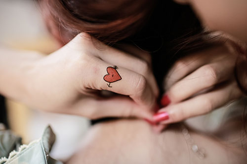 Tatuaże na palcach - wzory, znaczenie, cena tatuażu na palcu