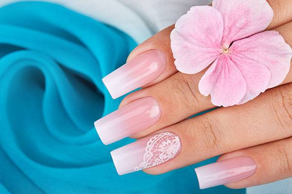 Różowe ombre z wzorkiem na paznokciach